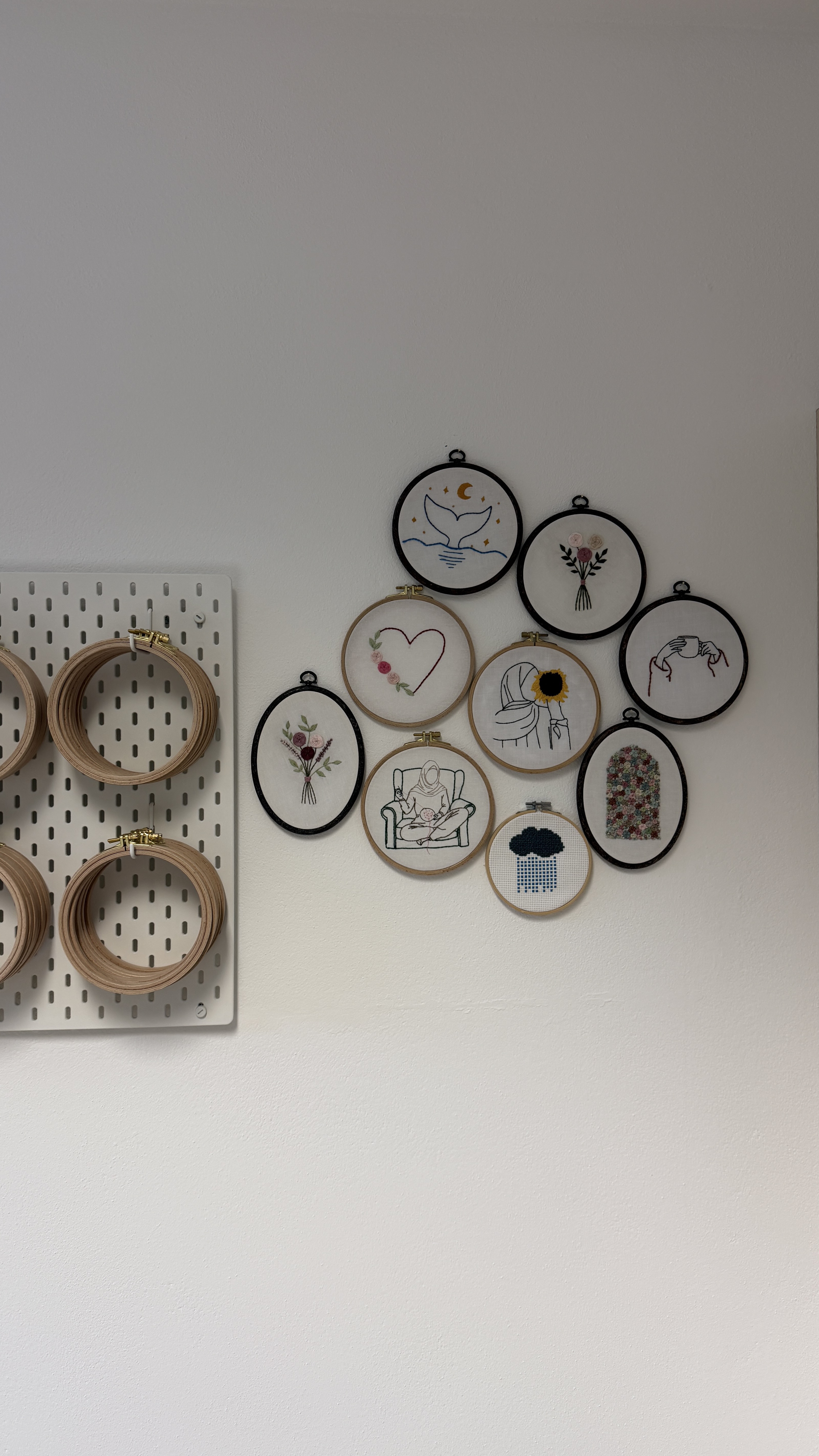 Stickrahmen-Wand mit Pegboard — Weitwinkel