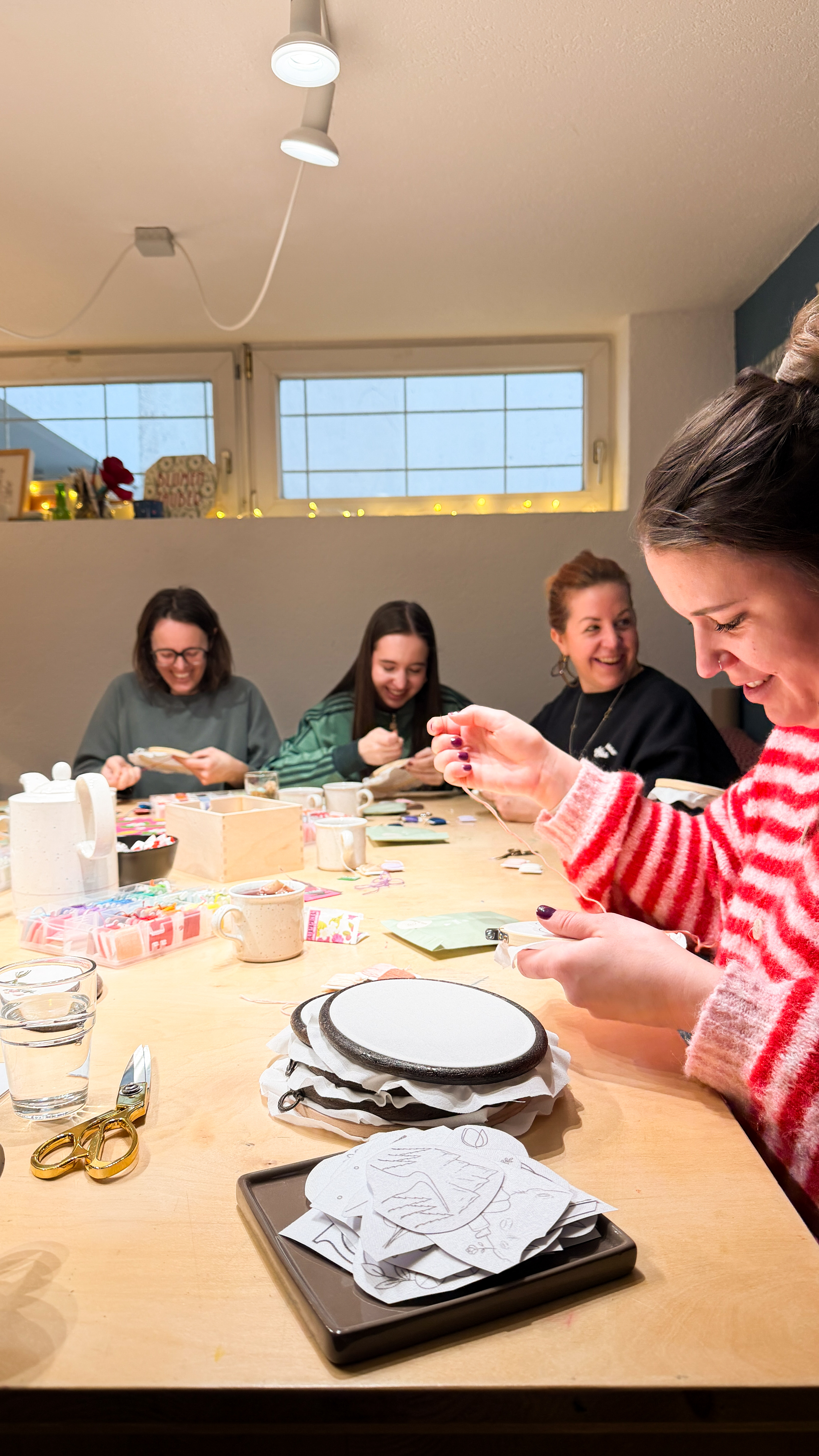 Lachende Workshop-Runde